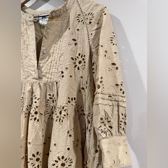 DRA Los Angeles Beige Eyelet V-Neck Dress size Medium (tag says large) - Picture 4 of 10